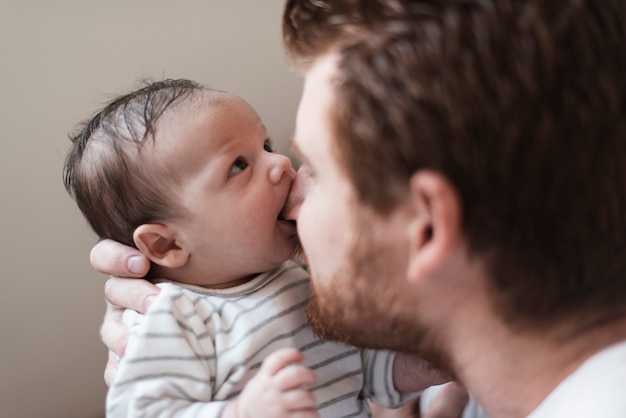 Padre del primo piano che gioca con suo figlio