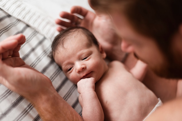 Padre del primo piano che guarda il suo bambino