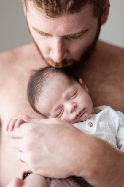 Padre del primo piano che si prende cura del bambino