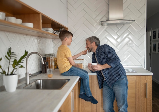 Padre di alimentazione del bambino del colpo medio