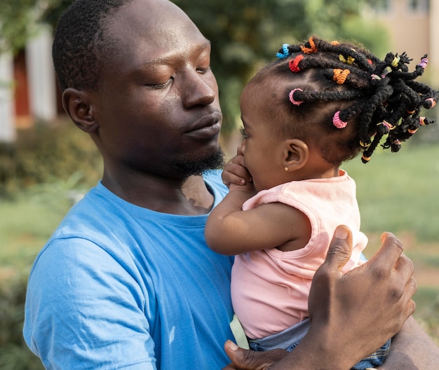 Padre e bambina a tiro medio