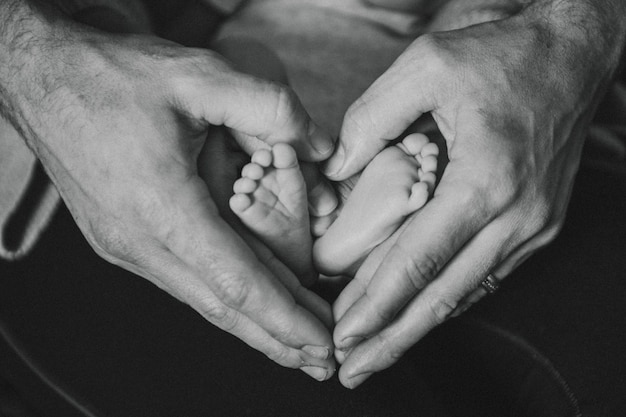 Padre e bambino che formano una forma di cuore