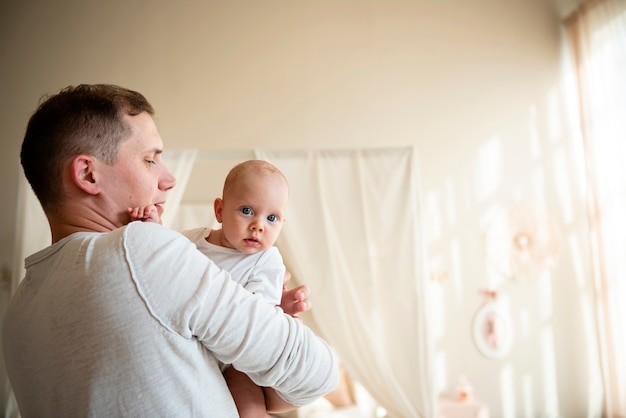 Padre e bambino tiro medio