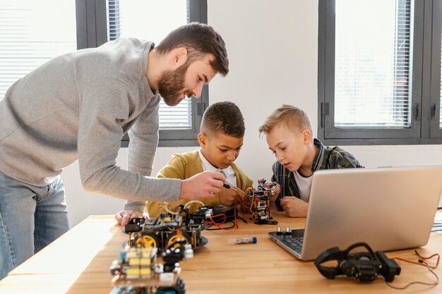 Padre e figli che fanno robot