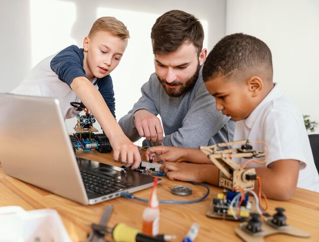 Padre e figli che fanno robot