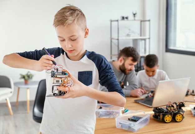 Padre e figli che fanno robot