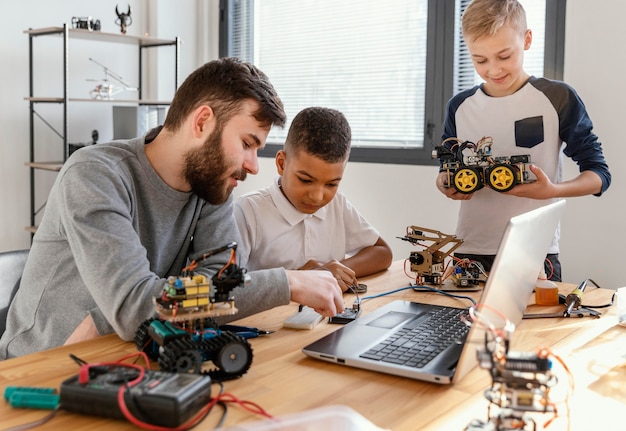 Padre e figli che fanno robot