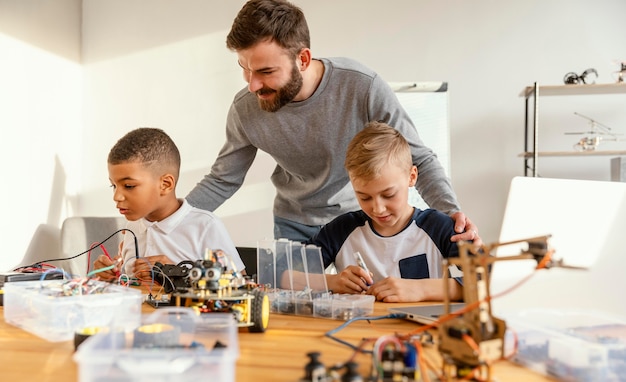 Padre e figli che fanno robot