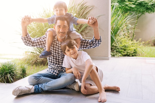 Padre e figli felici il giorno del padre