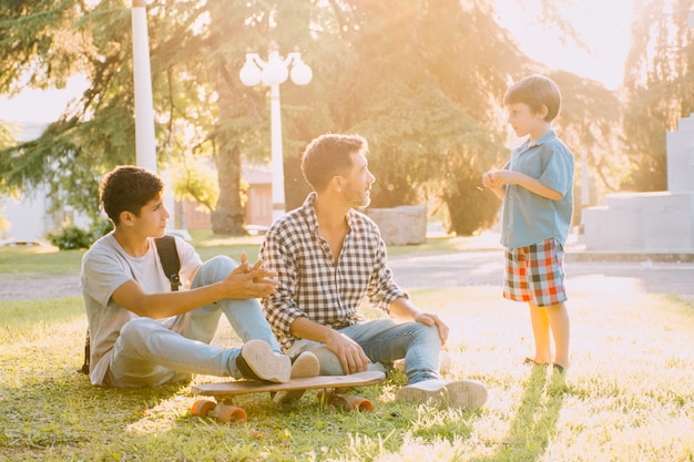 Padre e figli felici il giorno del padre