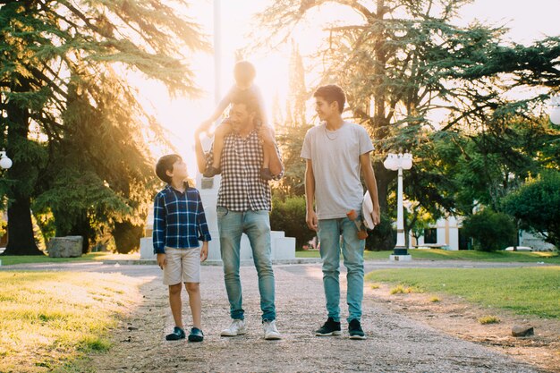 Padre e figli felici il giorno del padre