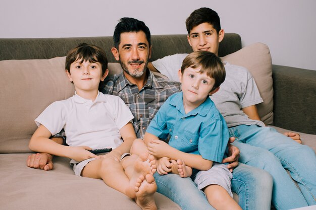 Padre e figli sul divano il giorno di padri