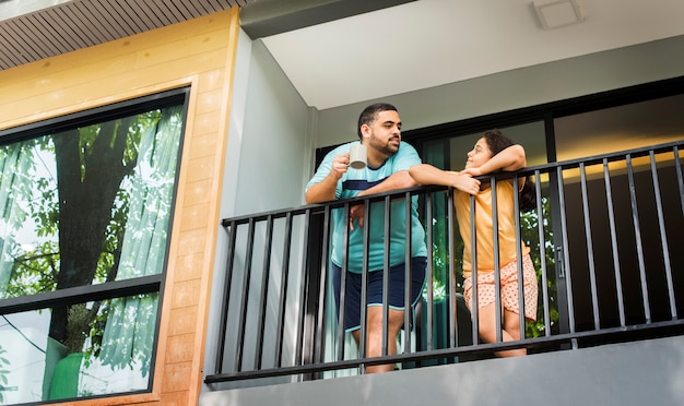 Padre e figlia al balcone