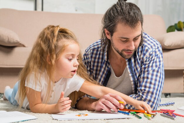 Padre e figlia che dipingono sul pavimento