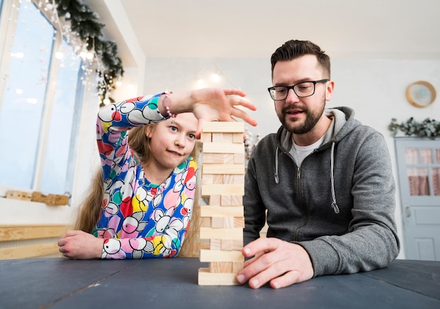 Padre e figlia che giocano con blocchi di legno