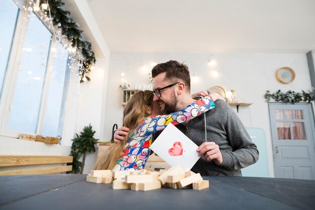 Padre e figlia che giocano con blocchi di legno