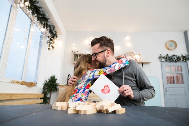 Padre e figlia che giocano con blocchi di legno