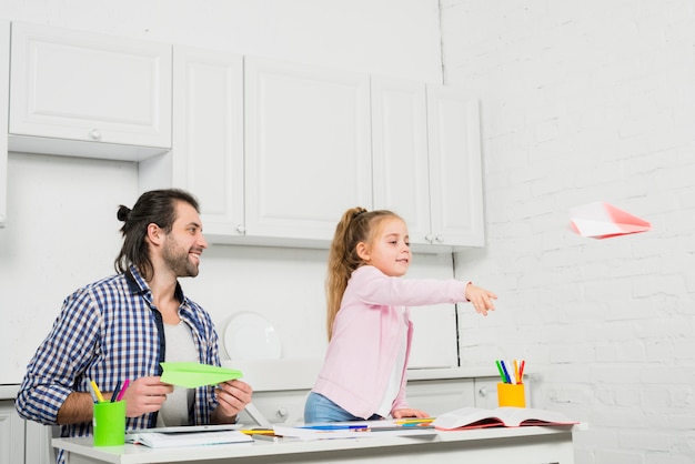 Padre e figlia che giocano con gli aerei