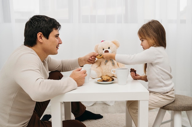 Padre e figlia che giocano insieme a casa