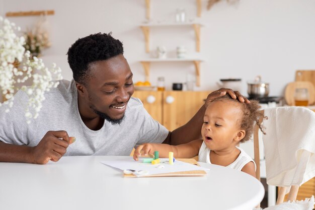 Padre e figlia che giocano insieme