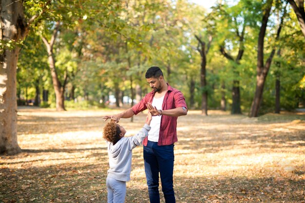 Padre e figlia che godono del tempo insieme nel parco cittadino