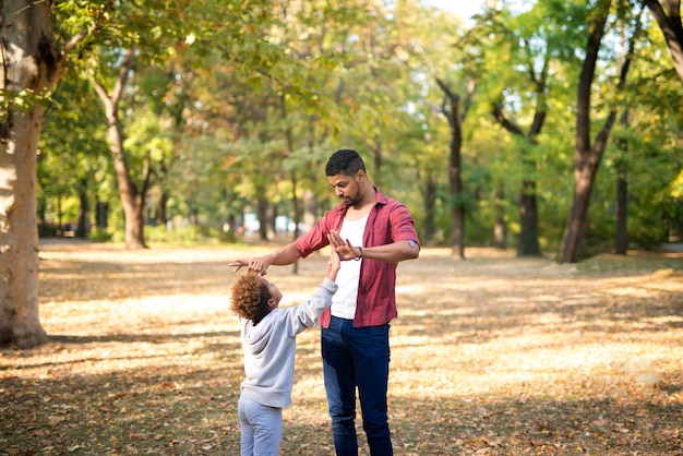 Padre e figlia che godono del tempo insieme nel parco cittadino