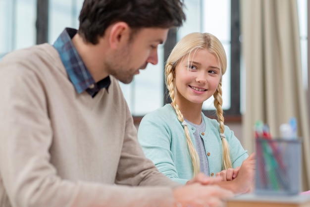 Padre e figlia che imparano insieme