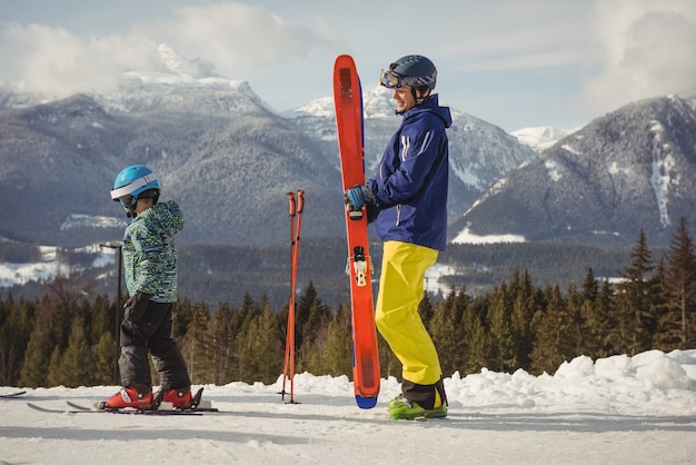 Padre e figlia che sciano sulle alpi nevose