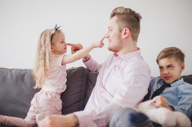 Padre e figlia che toccano i loro nasi