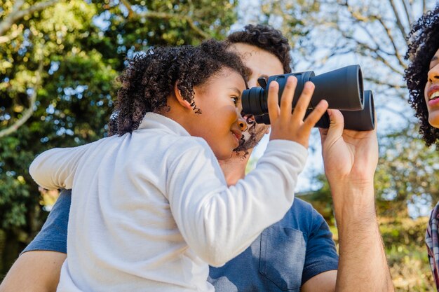 Padre e figlia con binocolo