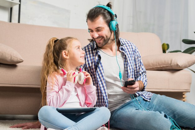 Padre e figlia con gli auricolari