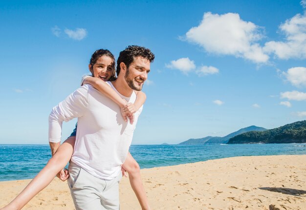 Padre e figlia godono l&#39;estate