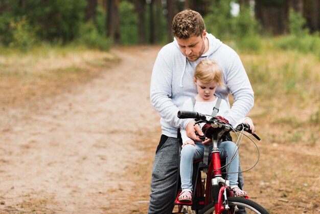 Padre e figlia in bicicletta