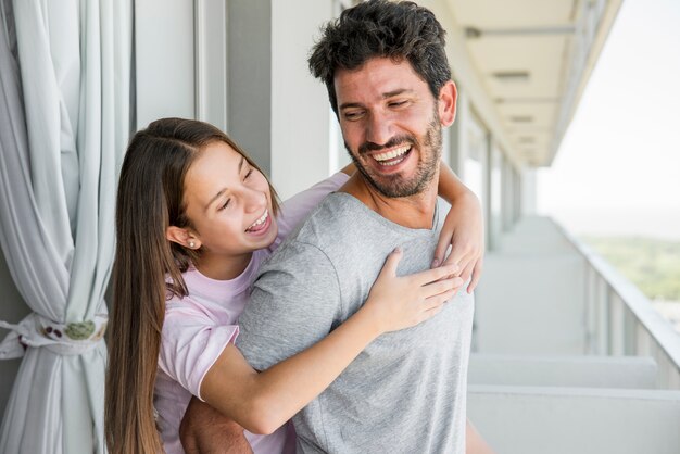 Padre e figlia insieme il giorno di padri