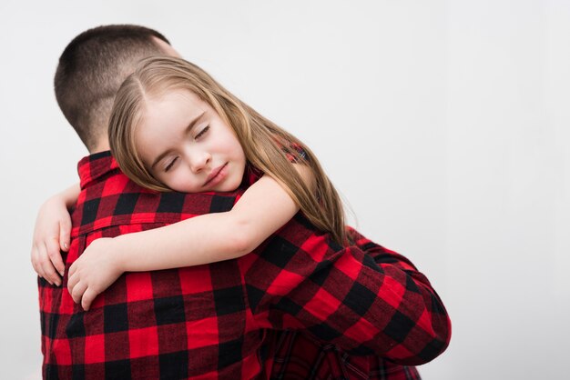 Padre e figlia insieme il giorno di padri