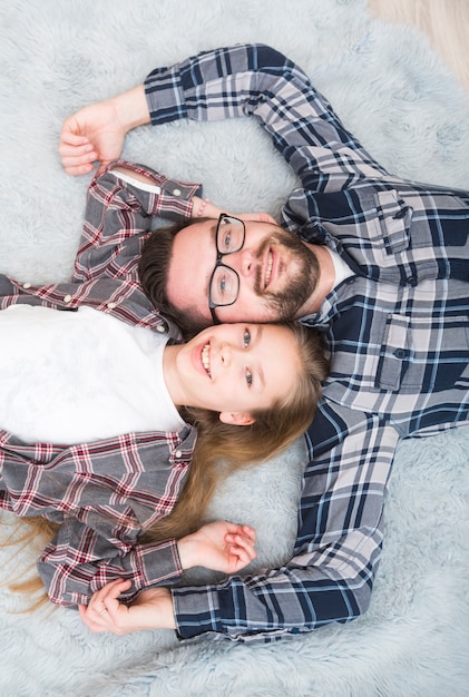 Padre e figlia insieme il giorno di padri