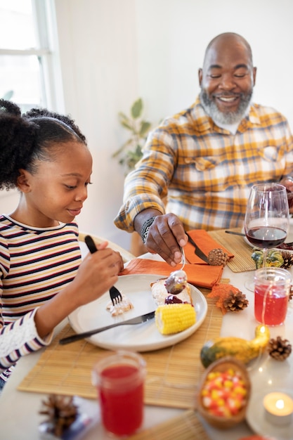 Padre e figlia si godono la cena del giorno del ringraziamento