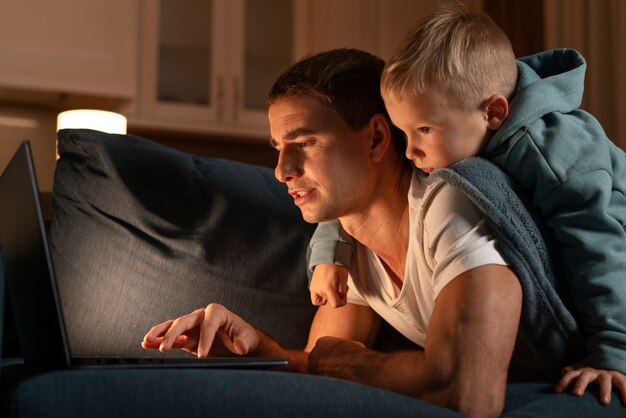 Padre e figlio a tiro medio con laptop