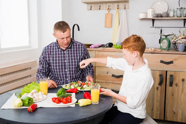 Padre e figlio che cucinano insieme