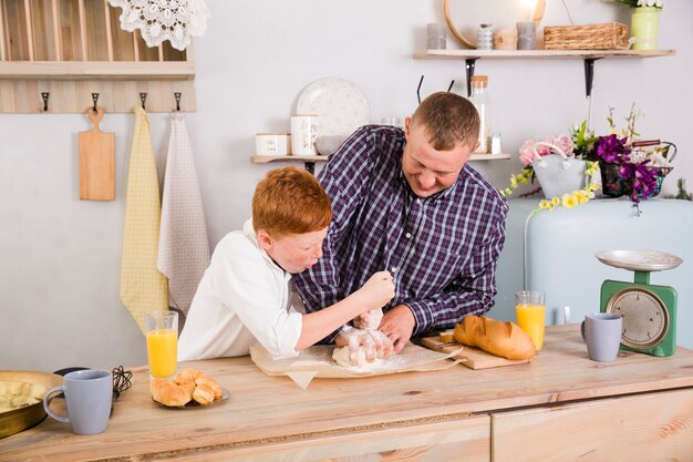 Padre e figlio che cucinano insieme