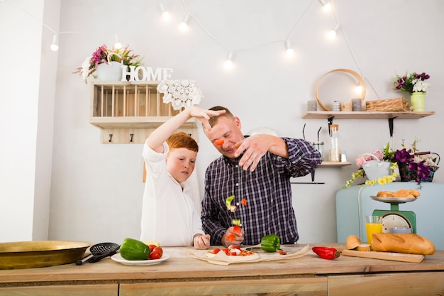 Padre e figlio che cucinano insieme