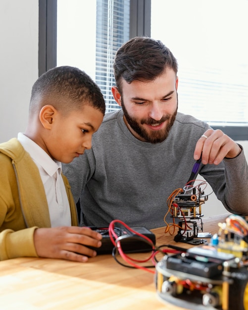 Padre e figlio che fanno robot