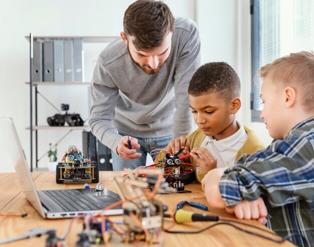 Padre e figlio che fanno robot