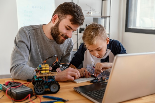 Padre e figlio che fanno un robot