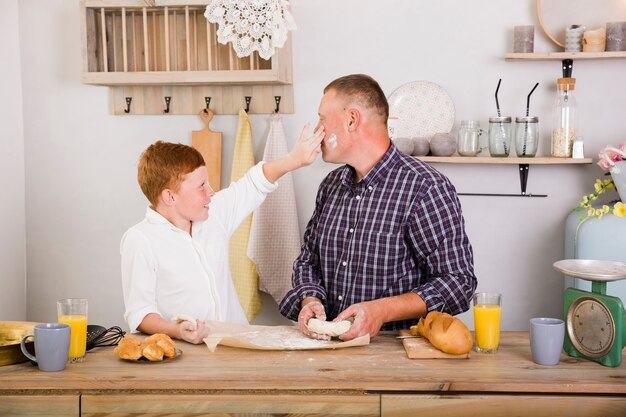 Padre e figlio che giocano in cucina