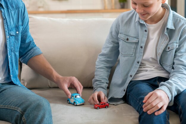 Padre e figlio che giocano in salotto