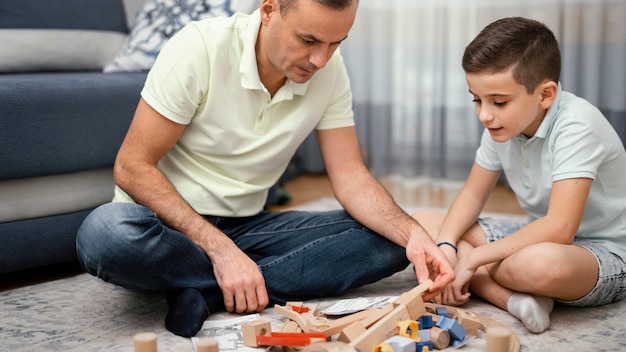 Padre e figlio che giocano insieme al chiuso