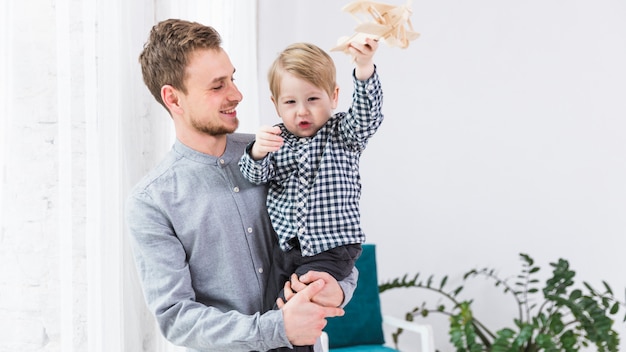 Padre e figlio che giocano insieme il giorno di padri