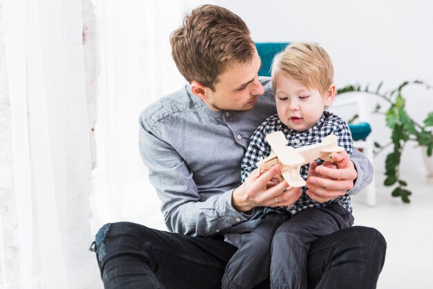 Padre e figlio che giocano insieme il giorno di padri