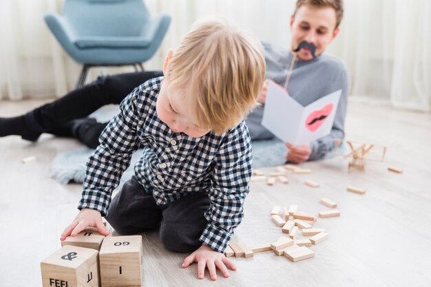 Padre e figlio che giocano insieme il giorno di padri